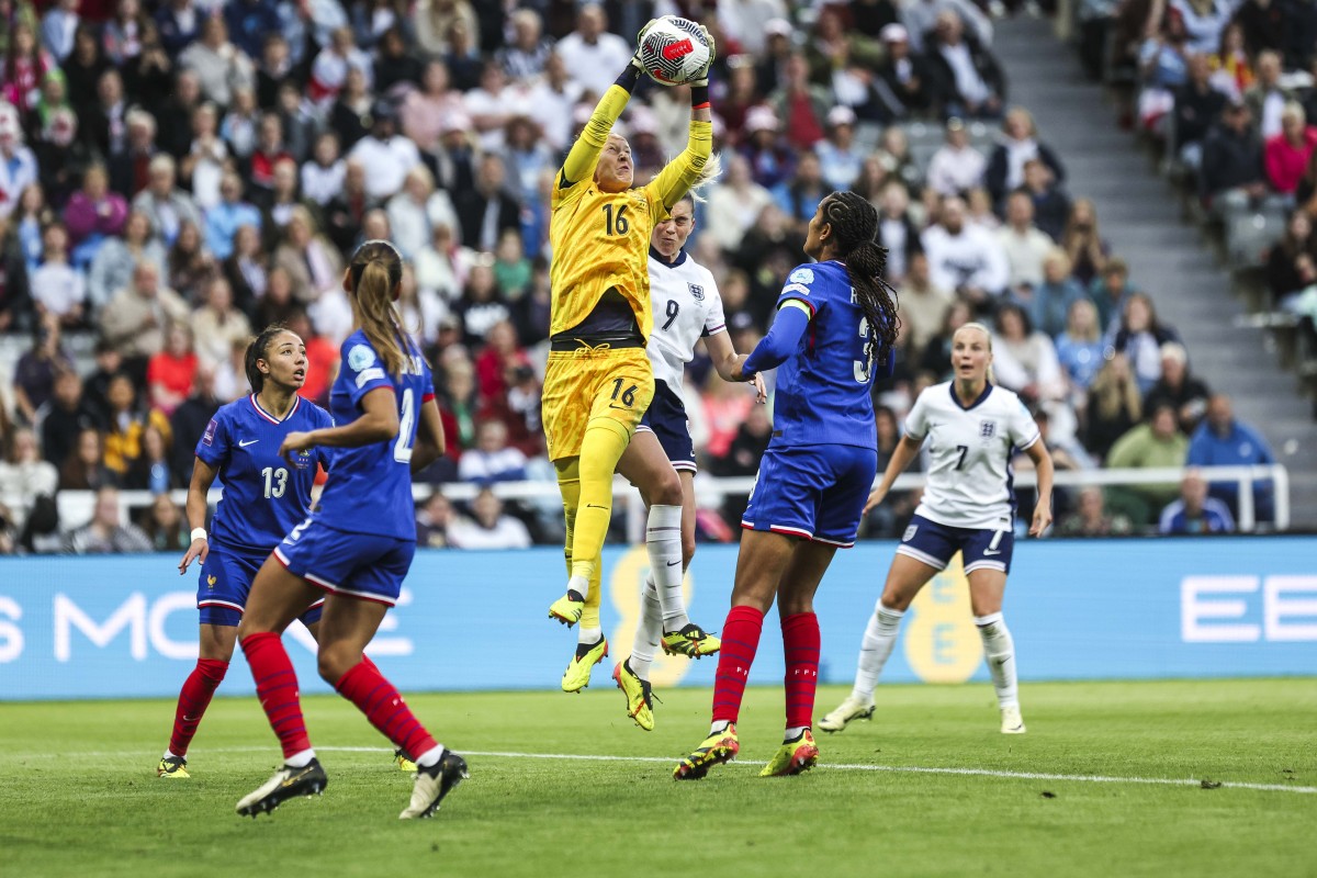 关于激情四射的欧洲顶级比赛，球员拼尽全力的信息