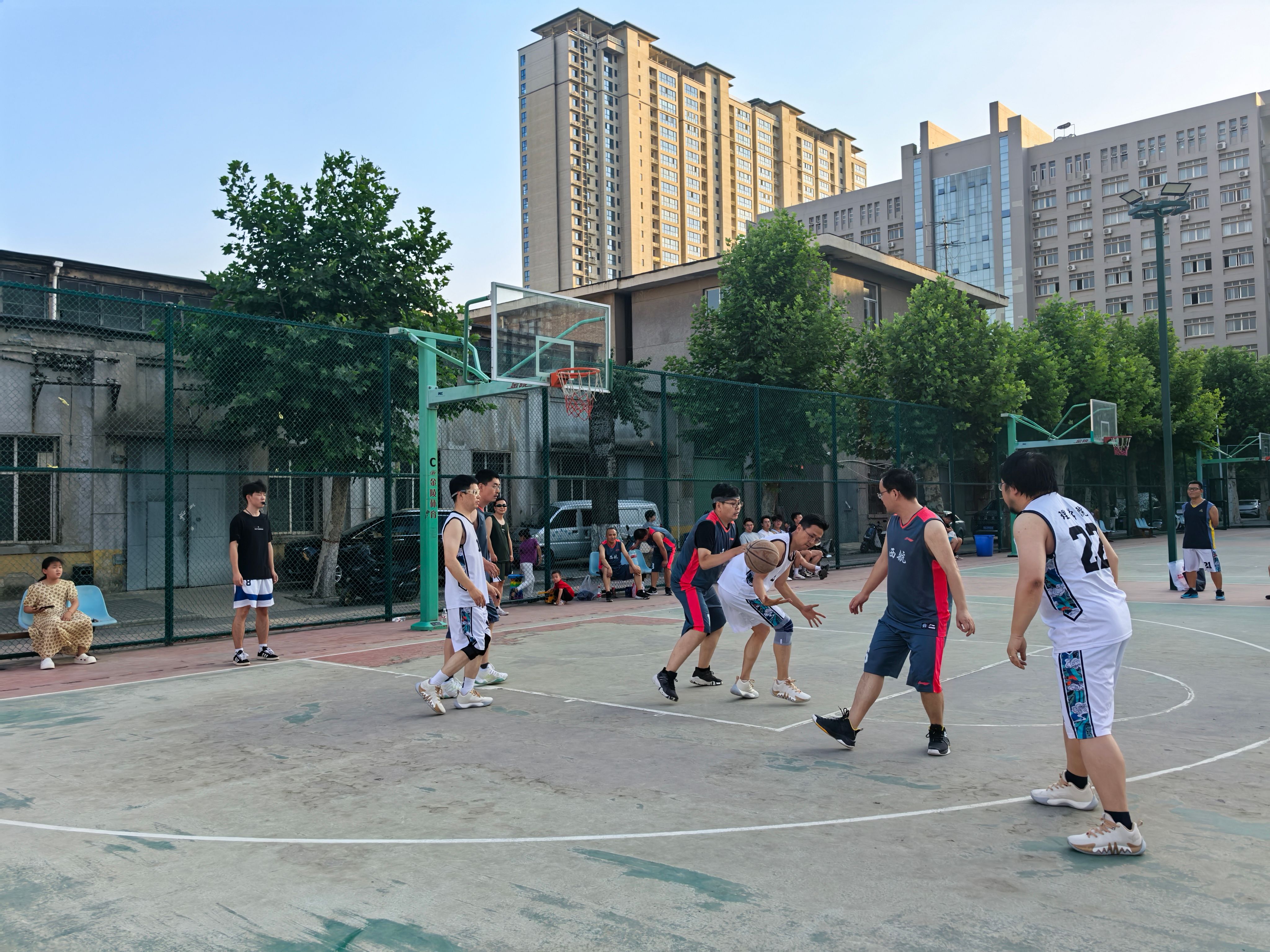 力战激情，球场上的热血拼搏气势磅礴的简单介绍