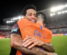 包含山东鲁能与上海上港展开万众瞩目的对抗的词条