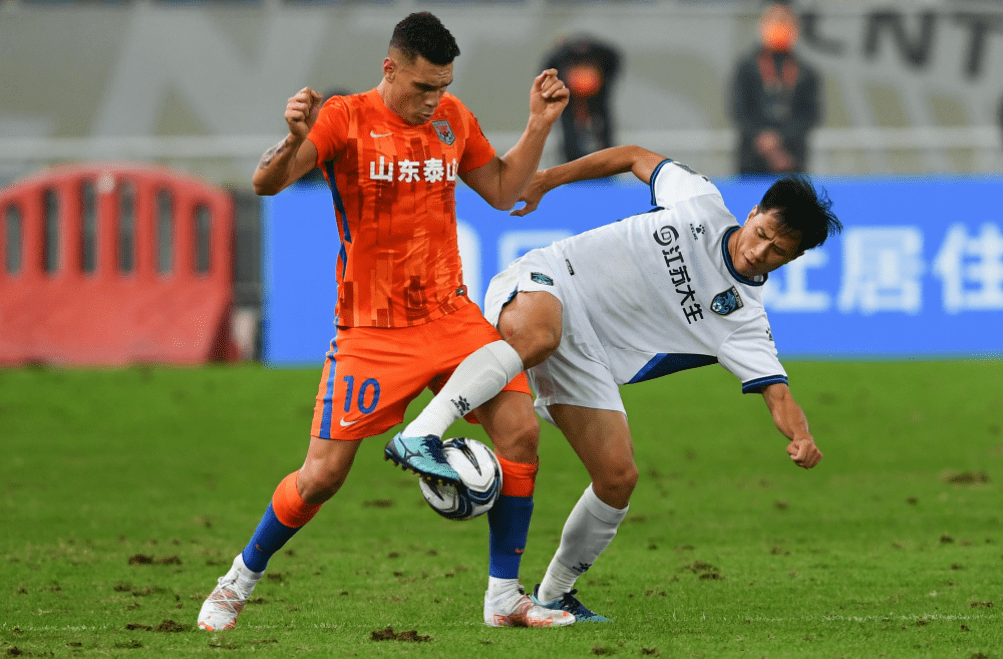 江苏队后防漏洞频现，防线不稳招致连败的简单介绍